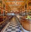 Café A Brasileira (Lisboa, Portugal). Fue abierta en 1905 como una tienda de venta de café brasileño, en la que el dueño obsequiaba a los clientes con una taza de bebida. Más tarde el espacio fue reconstruido y lujosamente decorado como se aprecia hoy