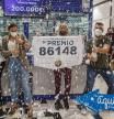 Empleados de la administración situada en el centro comercial El Mirador de las Palmas de Gran Canaria celebran con varios agraciados que han vendido parte del número 86148 correspondiente al  'Gordo' del Sorteo Extraordinario de la Lotería de Navidad, a 22 de diciembre de 2021, en Las Palmas de Gran Canaria.
