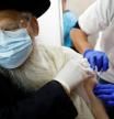 Un ultraortodoxo recibe la vacuna contra el coronavirus en Maccabi.