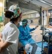 FOTO ALEX GARCIA REPORTAJE HOSPITAL VALL D’HEBRON DURANTE EL INCREMENTO DE CASOS DE INFECCION EN LA SEXTA OLA DE LA PANDEMIA DE COVID. EN LA FOTO SANITARIOS TRABAJAN EN LA UCI, OCUPADA MAYORITARIAMENTE POR ENFERMOS DE COVID 2021/12/30