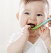 Un bebé comiendo en su primer año de vida