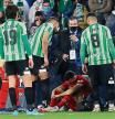 SEVILLA, 15/01/2022.- El centrocampista del Sevilla Joan Jordán tras recibir el impacto de un palo tirado desde la grada, durante el partido de octavos de final de la Copa del Rey que Betis y Sevilla disputan este sábado en el estadio Benito Villamarín. EFE/Jose Manuel Vidal