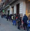 Muchas farmacias, como esta situada en la calle Aribau de Barcelona, han registrado este domingo largas colas para somterse a un test de antígenos
