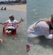 Una nieta lleva a su abuela a conocer el mar por primera vez y emociona a las redes
