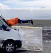 Un 'Superman' ruso vuela más de seis metros a través de una minifurgoneta que va 80 km/h