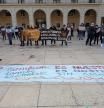 La protesta tuvo lugar ayer frente al Ayuntamiento de Alicante.