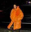 Rihanna con el llamativo abrigo naranja en Nueva York