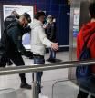 Un agente de la Guardia Civil cachea a un joven en un control para prevenir la violencia entre bandas juveniles, en la estación de metro de Arganda del Rey, a 11 de febrero de 2022, en Arganda del Rey, Madrid (España). Un total de 500 guardias civiles se han desplegado en varios barrios y municipios de Madrid en un plan preventivo contra las bandas juveniles violentas. La delegada del Gobierno en Madrid ha señalado hoy que la Guardia Civil no tiene detectada actividad de pandilleros en estos municipios, pero sí movimientos de ellos, ya que son accesibles a la capital a través de los medios de transportes.
11 DE FEBRERO DE 2022;MADRID;BANDAS;DELINCUENCIA;BANDAS LATINAS;ASESINATOS;CONTROL;SEGURIDAD;GUARDIA CIVIL
Alejandro Martínez Vélez / Europa Press
11/02/2022