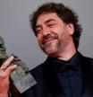 Javier Bardem mira feliz a su 'cabezón' al mejor actor