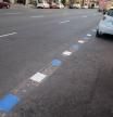 ¿Qué significan las nuevas líneas blancas y azules discontinuas pintadas en la calzada?