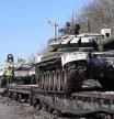 Tanques rusos cargados en trenes como parte del operativo de retirada del ejército en la frontera con Ucrania