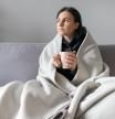 Una joven combate el frío de casa con una manta y una infusión