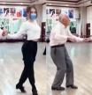 Un anciano de 96 años demuestra su talento en la pista de baile con una joven y arrasa en redes