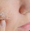 Exfoliar la piel una vez por semana ayuda a su eliminar las células muertas y las impurezas