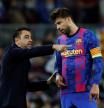 Xavi dando instrucciones a Piqué en el partido contra el Nápoles en el Camp Nou