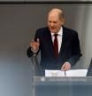 El canciller alemán Olaf Scholz habla durante una sesión extraordinaria del Bundestag