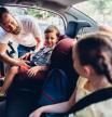 Niños en las sillas de retención del coche