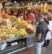 Jaume Collboni visitando el Mercado de la Boqueria por el problema del exceso de turistas y las quejas de las paradas