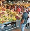 Jaume Collboni visitando el Mercado de la Boqueria por el problema del exceso de turistas y las quejas de las paradas
