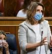 GRAF3623. MADRID, 09/03/2022.- La vicepresidenta tercera y ministra de Transición Ecológica, Teresa Ribera (d) interviene junto a la vicepresidenta segunda y ministra de Trabajo, Yolanda Díaz (i) durante la sesión de control al ejecutivo este miércoles en el Congreso donde defiende las actuaciones del Gobierno en el marco de la Unión Europea y de la OTAN respecto a la situación en Ucrania tras la invasión rusa, entre ellas, el envío directo de armas a ese país. EFE/ Emilio Naranjo