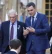 El presidente español Pedro Sánchez (c) conversa con el alto comisionado de la UE para la Política Exterior, Josep Borrell (i) tras la foto de familia de la cumbre de los jefes de Estado y de Gobierno de la Unión Europea en su encuentro en el Palacio de Versalles.