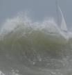 Un velero frente a la gran ola en la costa de Gavà.