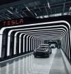 Varios coches de Tesla ya fabricados circulan por un pasillo interior de la Gigafactoría de Berlín