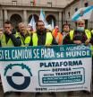 Miembros de la Plataforma Nacional en Defensa del Transporte durante la manifestación de este viernes ante el Ministerio de Transportes