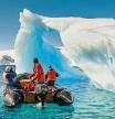 Un grupo de turistas contemplan un iceberg en la Antártida