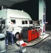 Un vehículo camper realiza un respostaje en una gasolinera para proseguir su viaje