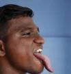 La prominente lengua de este joven que va camino de récord Guinness: casi 11 centímetros de largo