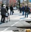 Vianants creuen el pas a nivell del carrer Bogatell de Montcada i Reixac.