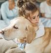 Niña abrazando a un perro
