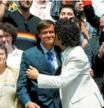 Activistas gays y lesbianas acudieron al Congreso para festejar la nueva ley. En la foto, el ministro López Aguilar recibe un beso del concejal socialista de Madrid y militante gay Pedro Zerolo