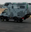 Así es la furgoneta Iveco camperizada que parece un tanque listo para entrar en guerra