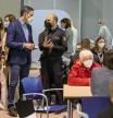 MÁLAGA, 20/04/2022.-El presidente del Gobierno Pedro Sánchez(i) conversa con un agente de la Policía Nacional durante su visita al centro de refugiados habilitado en Málaga, para la recepción, atención y derivación de ciudadanos ucranianos que huyen de la invasión rusa de Ucrania. EFE/Carlos Díaz