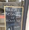 El cartel de un bar de Valencia anunciando sus peculiares bravas que está generando debate en redes