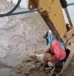 Un albañil rescata a un perro arrastrado por la corriente subiéndose a la pala de su excavadora