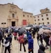 Peregrinos cubiertos con paraguas han atestado la plaza para seguir desde el exterior la misa celebrada en el interior del monasterio de la Santa Faz.
