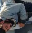 Un joven se queda atascado en el asiento del tren tras dormirse y provoca un peculiar retraso
