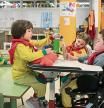 Escuela inclusiva, Aleix de tres años no tiene movilidad muscular , en su clase de tortugas de p-3 esperando antes de una excuersión mientras una compañera le atiende y juega con él, el resto de niños se desviven po él y han tenido que establecer turnos para que no se peleen.. Foto Ana Jiménez