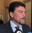 El alcalde de Alicante, Luis Barcala, atendiendo a los medios en el Ayuntamiento.