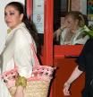 María Navarro junto a Isabel Pantoja saliendo de un restaurante en 2011