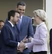 GRAFCAT7290. BARCELONA 06/05/2022.- El presidente de la Generalitat, Pere Aragonès (i) saluda a la presidenta de la Comisión Europea (CE), Ursula von der Leyen (d) en presencia del presidente del Gobierno, Pedro Sánchez (C) a su llegada a la última jornada de la Reunión del Cercle d'Economia. Ursula von der Leyen recogerá el Premio a la Construcción Europea de la institución EFE/Quique García