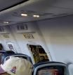 Abre la puerta de emergencia del avión en marcha y desata pánico entre los pasajeros
