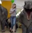 Contratan un dinosaurio para un cumpleaños infantil pero la sorpresa no sale como esperaban