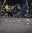 Colillas en el suelo en la terraza de un bar