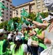 Varios cientos de personas luciendo chalecos verdes de la Asociación de Jóvenes Agricultores, usuarios y regantes del Tajo-Segura y representantes políticos se han concentrado en Alicante ante la Subdelegación