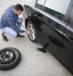 Ahórrate el taller y cambia la rueda pinchada de tu coche en estos tres sencillos pasos