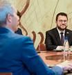 GRAFCAT8207. BARCELONA, 30/05/2022.- El presidente de la Generalitat, Pere Aragonés, y el conseller de Educación, Josep González Cambray (i), durante la reunión extraordinaria de Govern en la que se aprobará un decreto ley para dar respuesta a la sentencia del 25% de castellano en las escuelas, mientras el Parlament sigue pendiente del dictamen del Consejo de Garantías Estatutarias sobre la ley de lenguas en la enseñanza acordada por PSC, ERC, JxCat y los comunes. EFE/Quique García
